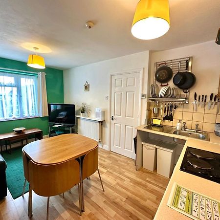 Pound Corner Apartment Годалминг Екстериор снимка