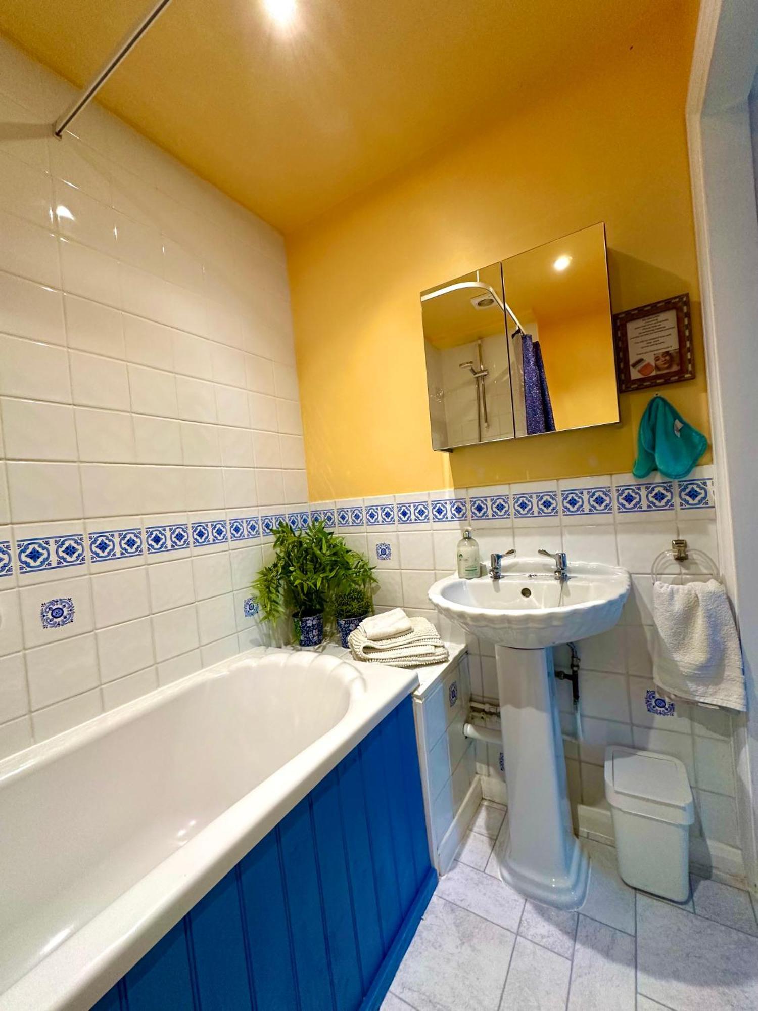 Pound Corner Apartment Годалминг Екстериор снимка