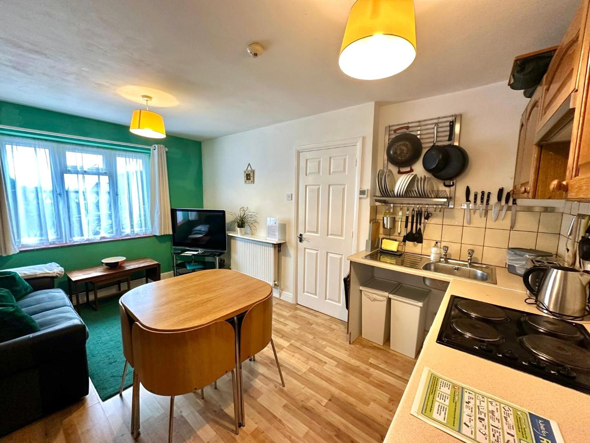 Pound Corner Apartment Годалминг Екстериор снимка